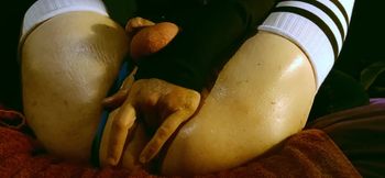 12 min oiled butt play with Raven LeTrap