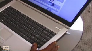 Giovani ragazzi sexy scopati in gruppo da enormi cazzi neri con pompini intensi