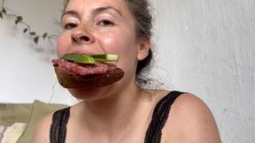 eating summer sandwich mm4