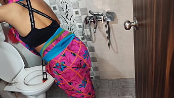 desi maid bathroom dho rahi thi tabhi usaka sahab aya or chod diya