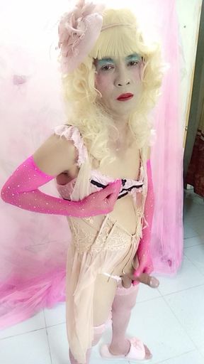 Oanh Le wearing sexy clothes is a selfie