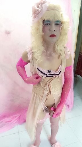 Oanh Le wearing sexy clothes is a selfie