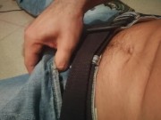 Cara jovem toca sua coisa-Young guy fingers his thing