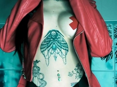 Amateur brunette double toying on webcam