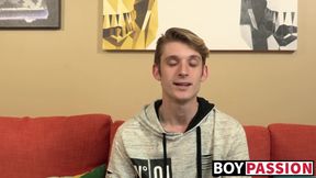 Twink beauty Chris Tucker wanks off hard after interview
