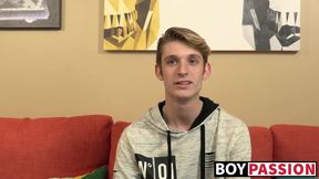 Twink beauty Chris Tucker wanks off hard after interview