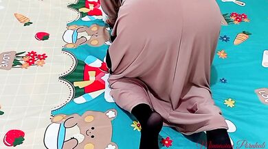 Until creampie Indo beauty cleans her room while smart working