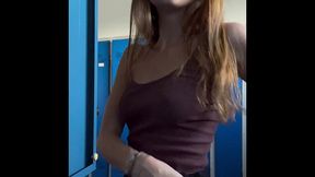 je me me mets en tenue de travail dans les vestiaires collectif mes amours ...