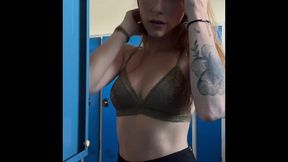 je me me mets en tenue de travail dans les vestiaires collectif mes amours ...