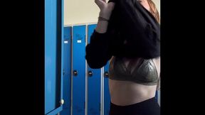 je me me mets en tenue de travail dans les vestiaires collectif mes amours ...