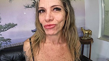 Aos 51 anos ela incia e faz seu primeiro vídeo e sua primeira DP
