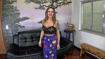 Aos 51 anos ela incia e faz seu primeiro vídeo e sua primeira DP