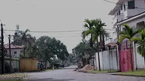 Een hete Afrikaanse schoonheid geeft een stoomige pijpen en neemt een harde lul in
