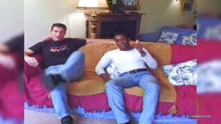 Cô gái tuổi teen tóc đỏ bị Ben Dover và Omar Williams cưỡng hiếp tập thể trong phòng tập thể