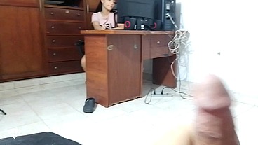 LE TENGO UNA SORPRESA A MI HERMANASTRO AMYOR EL ESTA MUY CANSADO Y DE REGALO LE VOY A DAR UNA MAMADA A SU GRAN POLLA, ME GUSTAN MUCHO LAS POLLAS ENORMES- PORNO EN ESPANOL-