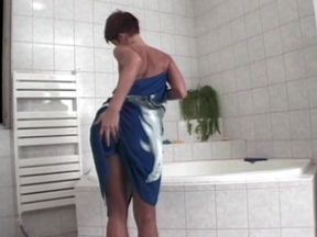 Lusty bitch satisfies her wet cunt in bath tub