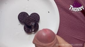 dando leite com biscoitos para seu cafe da manha