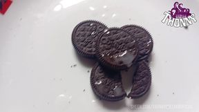 dando leite com biscoitos para seu cafe da manha
