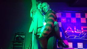 striper scorpion faz sexo ao vivo no palco com as casadas