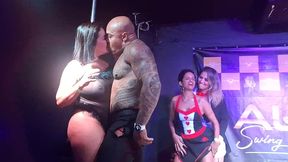striper scorpion faz sexo ao vivo no palco com as casadas