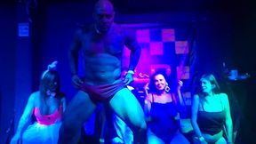 striper scorpion faz sexo ao vivo no palco com as casadas