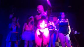 striper scorpion faz sexo ao vivo no palco com as casadas