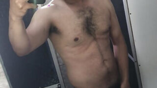 Amatørbjørn blir knullet i rumpa av stor pikk i solo-håndjobb og onani-scene med massiv sædsprut