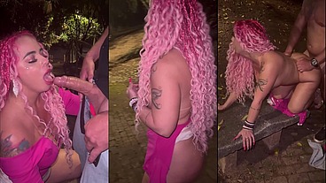 CORNO CHAMOU PRA AVENTURA DOGGING NA PRAÇA COM A ESPOSA, NA FRENTE DE ESTRANHOS ELE ASSISTIU COMO MANSINHO ENQUANTO ELA GEMIA NA METIDA – COMPLETO NO RED