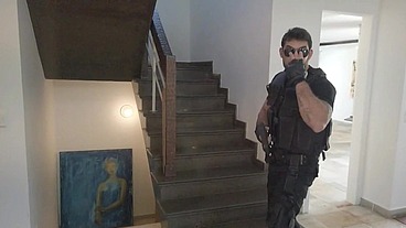 COMENDO O COLEGA DE FARDA NO TRABALHO