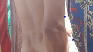 Solofilm met een meisje dat anaal wordt gepenetreerd door amateur Indiase homo's.