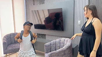 Me follo a mi peque&ntilde_o amigo de la universidad a cambio de darme clases de anatomia,y termina dandome su rica leche en mi apretado culo rico y su cremosa leche me la trago toda bien rico