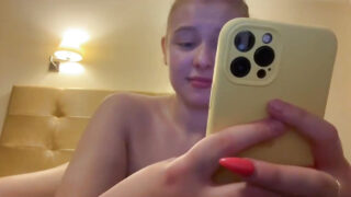 Une salope excitée se masturbe jusqu'à l'orgasme.