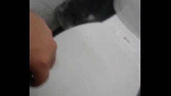 Jugando en el ba&ntilde_o de la oficina