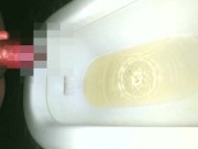 日本人男子大学生が勃起しながら勢いよく大量放尿