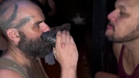 CHEIRANDO A SUJEIRA DEIXADA POR MENDIGOS DE RUA, NO BECO ESCURO DO SEXO.