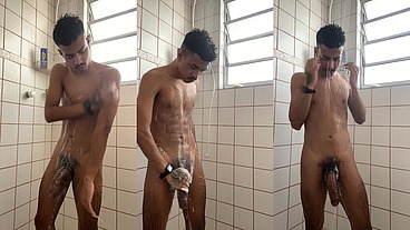 NOVINHO TOMANDO BANHO