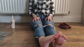 Stressed out babe gets a creamy foot rub