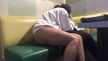 【素人】カラオケの中でイチャつく大学生カップルお互いにムラムラしてきてその場で静かく激しく愛し合う。