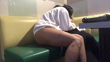 【素人】カラオケの中でイチャつく大学生カップルお互いにムラムラしてきてその場で静かく激しく愛し合う。