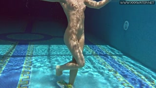 Milf babe Nicole Pearl shaking ass underwater