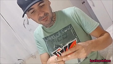 Visitando minha vizinha jogamos cartas e percebi que estava sem calcinha!