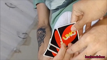 Visitando minha vizinha jogamos cartas e percebi que estava sem calcinha!