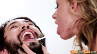 Blowjob, deepthroat, handsjob, deepthroat, kont likken &#8211; bro neukt getatoeëerde slet met grote borsten