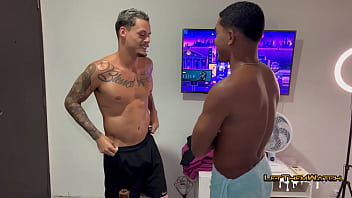 O PROFESSOR DE BOXE ENRABANDO O ALUNO