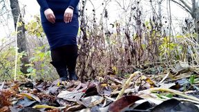 An Evening Dress Doesn't Stop a Mature MILF From Peeing