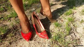 businesswoman loses her red shoe in the mud HD mp4 1920x1080