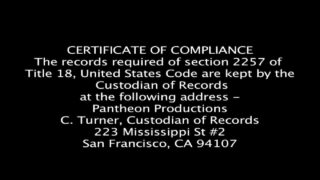 Tek başına genç beyaz bir adam, azgın bir baba gibi dildoyu okşuyor ve üzerine biniyor.