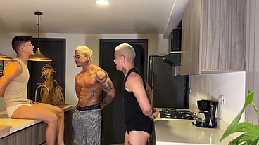 NOVINHO LIBEROU O CUZINHO NA COZINHA E DEPOIS GANHOU LEITINHO QUENTE.