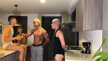 NOVINHO LIBEROU O CUZINHO NA COZINHA E DEPOIS GANHOU LEITINHO QUENTE.