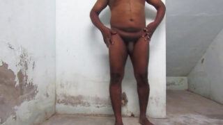 Des papas noirs et indiens amateurs avec de grosses bites se caressent et se baisent le cul.